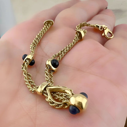 Bracciale in oro 18 ct a doppia corda con zaffiri. Italia 1970-80.