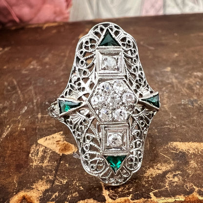 Anello Art Déco in oro bianco 18k con diamanti e smeraldi – pezzo unico d’epoca con scatola originale.