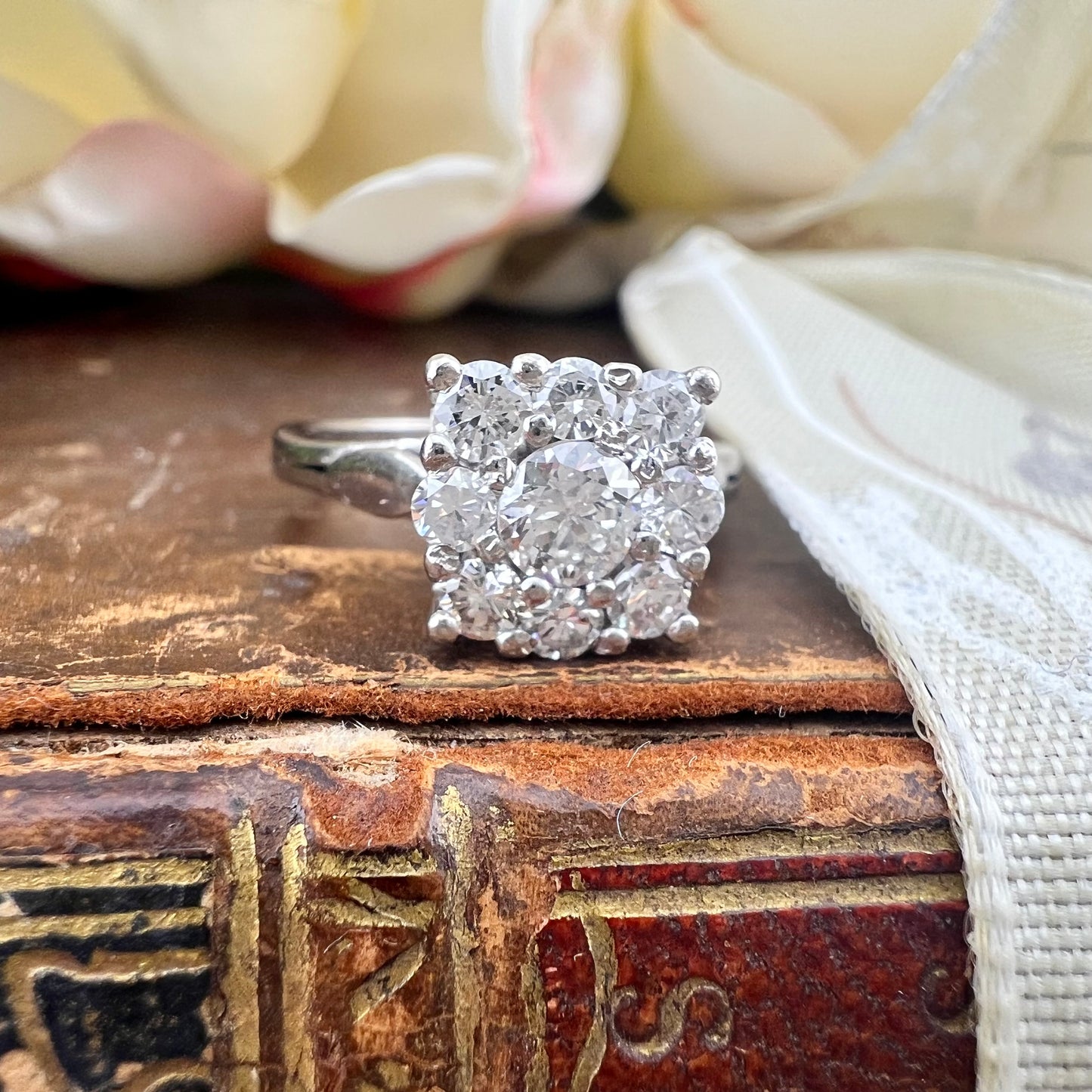 Anello a margherita quadrata struttura architettonica in oro bianco 18k e diamanti