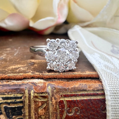 Anello a margherita quadrata struttura architettonica in oro bianco 18k e diamanti