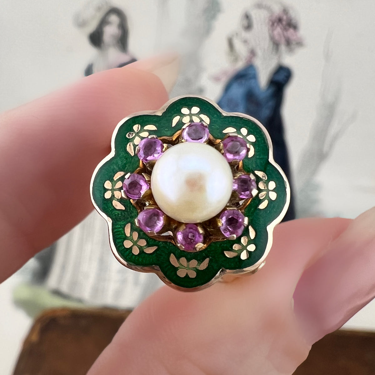 Anello a fiore in oro 18k con perla, rubini e smalto verde – Italia, circa anni ’60