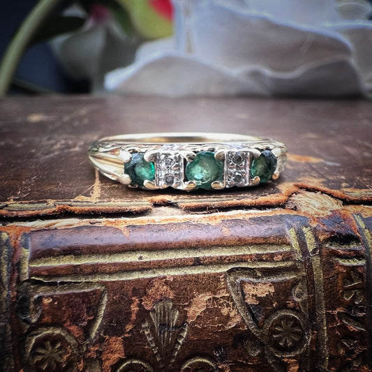 Anello fede vintage con smeraldi e diamanti | Inghilterra, ca. 1970