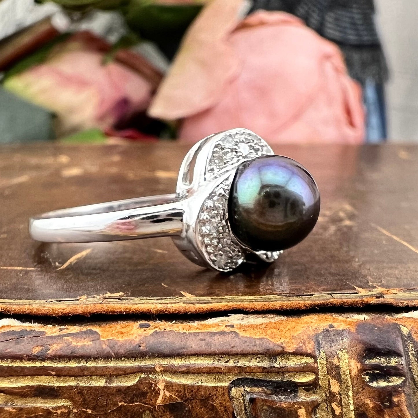 Anello vintage inglese in oro bianco 9k con perla di Tahiti e diamanti
