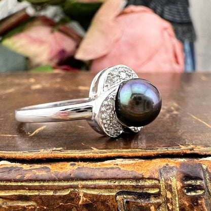 Anello vintage inglese in oro bianco 9k con perla di Tahiti e diamanti