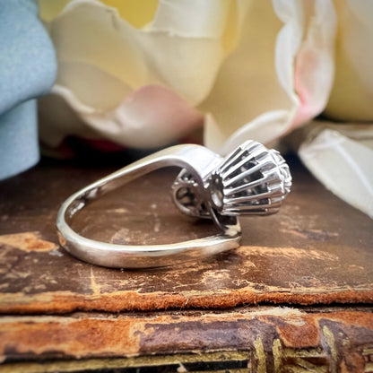 Anello contrariè con margherite di diamanti, oro bianco 18k