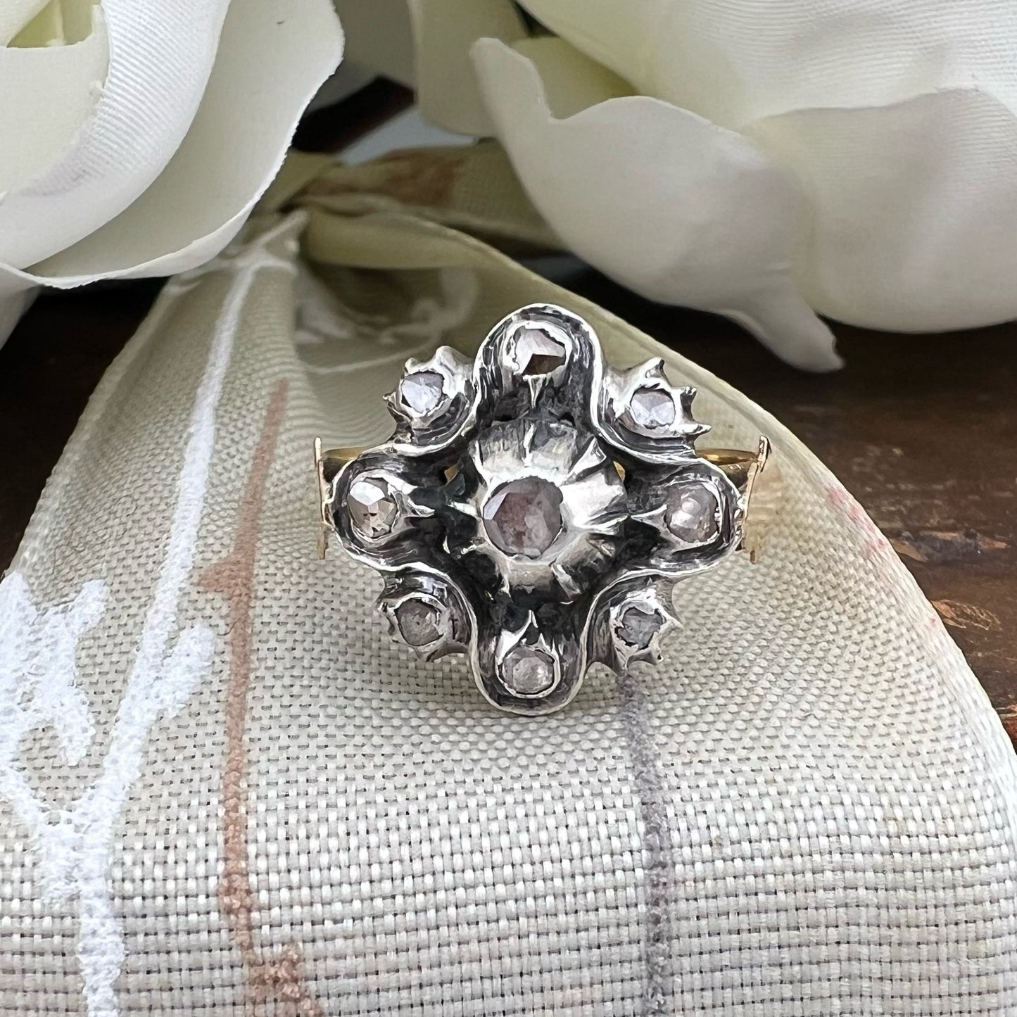 Anello floreale in oro e argento con diamanti a rosetta – Epoca Georgiana