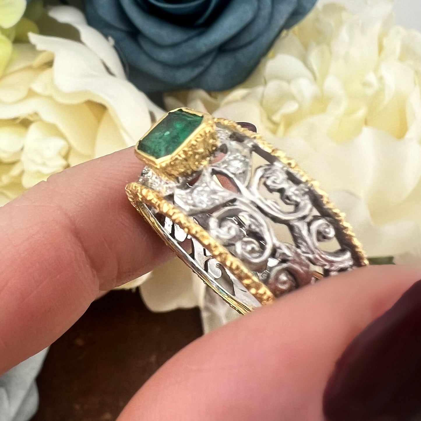 Anello vintage a fascia traforata in oro 18 carati con smeraldo e diamanti