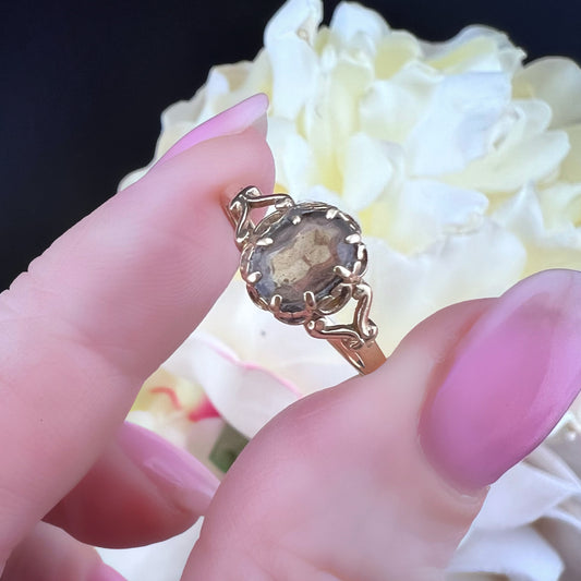 Anello in oro vintage con quarzo fumé e spallette a giorno (Londra, 1992)
