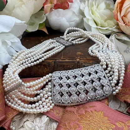 Importante collare con 7.95 ct di diamanti e 780 perle Akoya in oro 18k