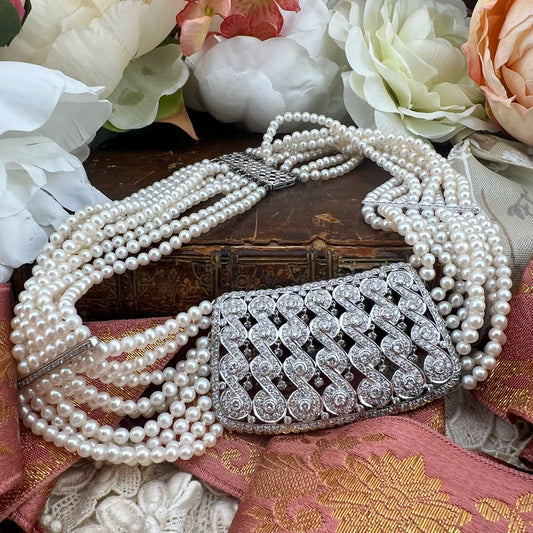 Importante collare con 7.95 ct di diamanti e 780 perle Akoya in oro 18k