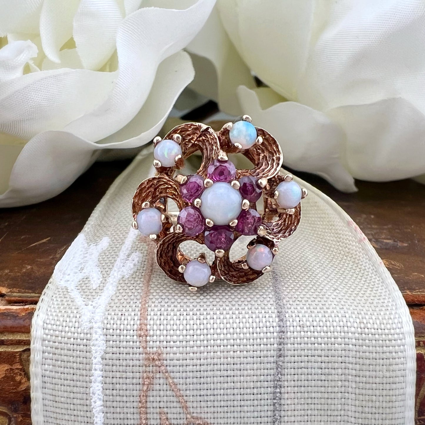 Anello vintage floreale in oro, opali e rubini – Londra 1971