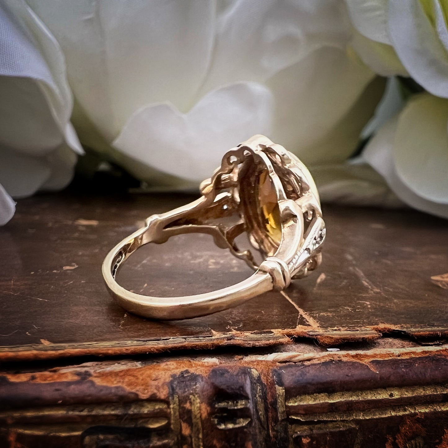 Anello vintage cocktail con citrino caldo e luminoso – Inghilterra, anni ’70