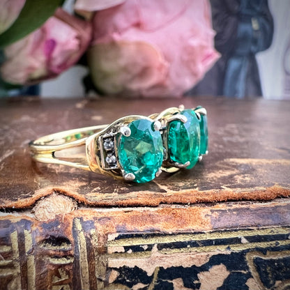 Anello Trilogy Italiano in Oro 18 kt con Smeraldi Naturali Brasiliani e Diamanti.
