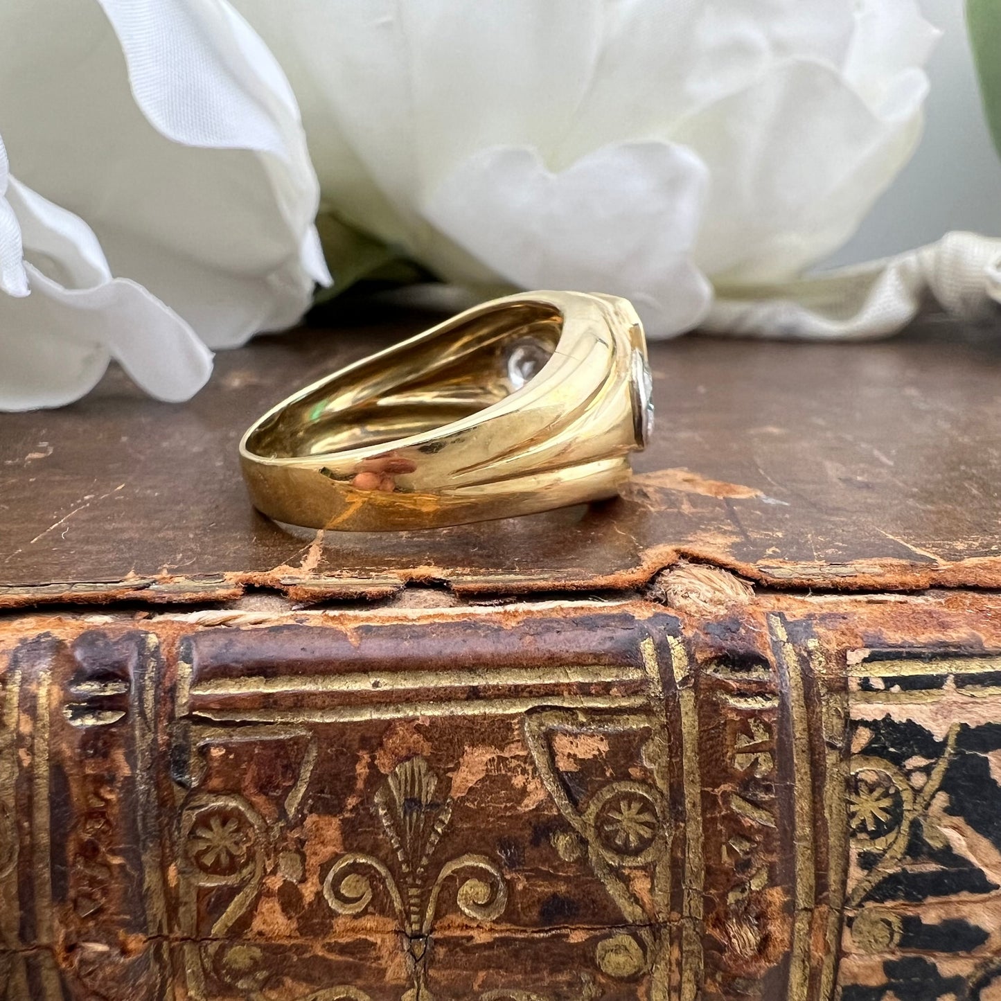 Anello in oro 18 ct con smeraldo colombiano da 1 carato e diamanti per 0.80 ct