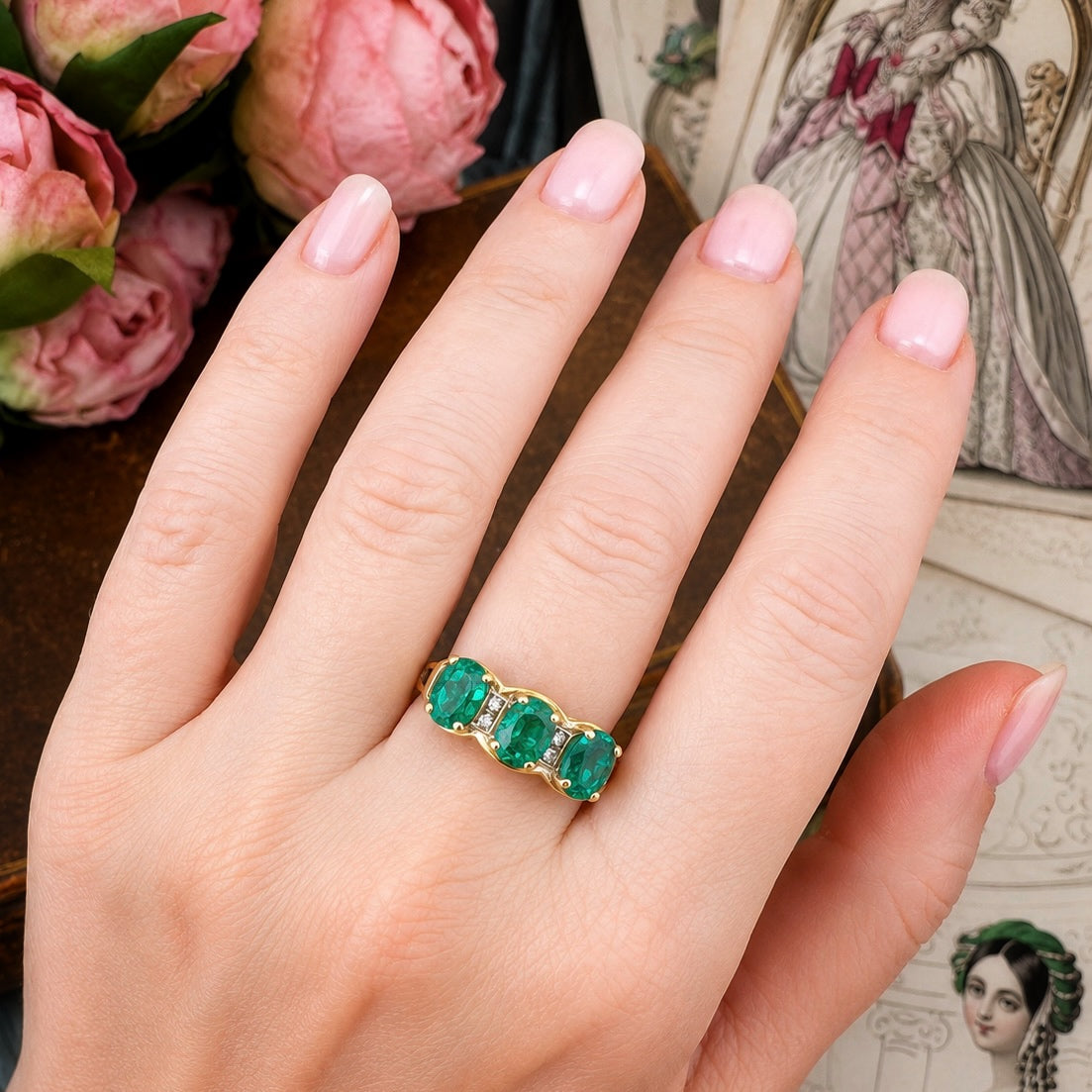 Anello Trilogy Italiano in Oro 18 kt con Smeraldi Naturali Brasiliani e Diamanti.