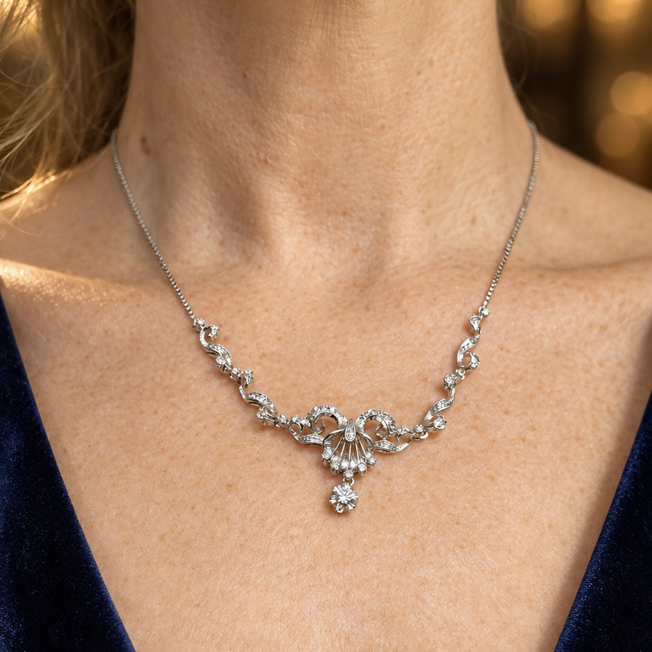 Collier in oro bianco 18k e diamanti a volute – Italia, circa 1950