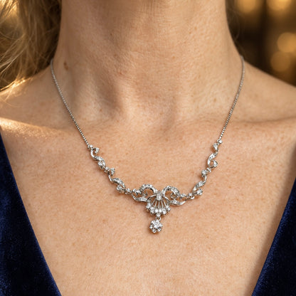 Collier in oro bianco 18k e diamanti a volute – Italia, circa 1950
