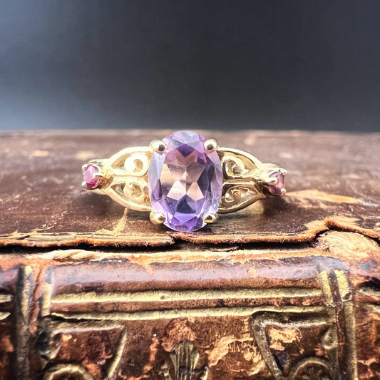 Anello vintage in oro 9 ct con ametista ovale e due piccole tormaline rosa