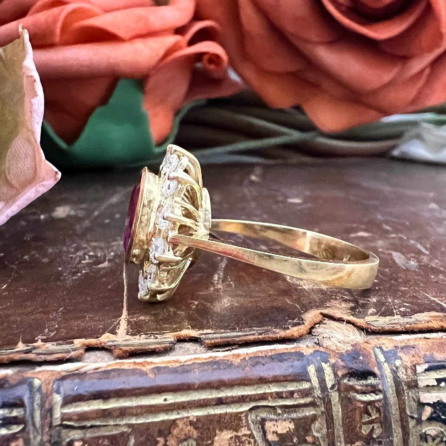 Anello Margherita Vintage in Oro 18 kt con Rubino Birmano Naturale e Diamanti