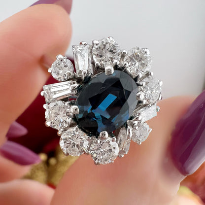 Anello vintage con zaffiro naturale e diamanti IF – G modello margherita, anni ’60 - certificato