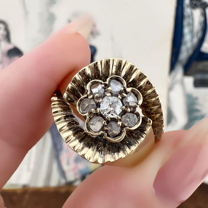 Anello a volute in oro 18k con margherita di diamanti – Italia, circa 1940