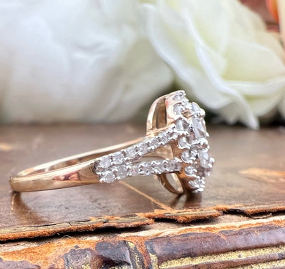 Anello modello Margherita con cornice di diamanti in oro