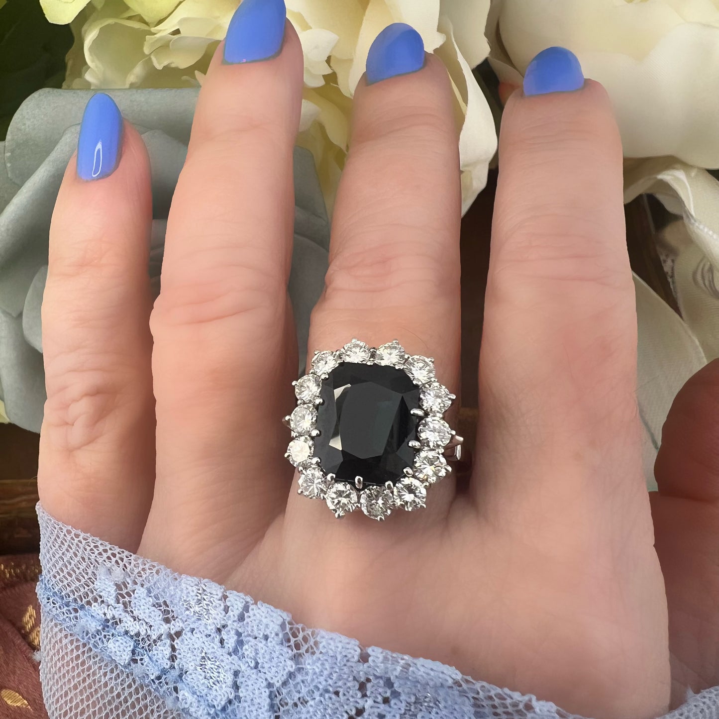Anello vintage in oro 18K a margherita con zaffiro australiano da 7 ct e diamanti per 1.40 ct