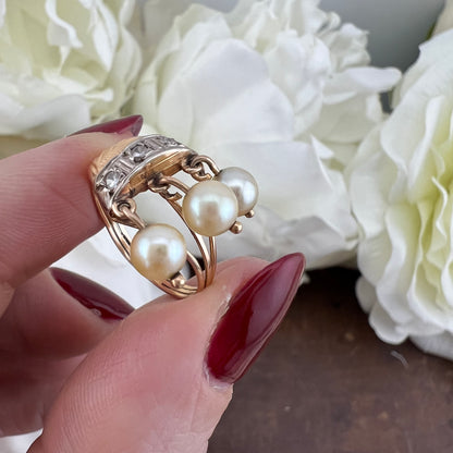 Anello Liberty in oro 18 kt con tre perle pendenti e diamanti rosetta