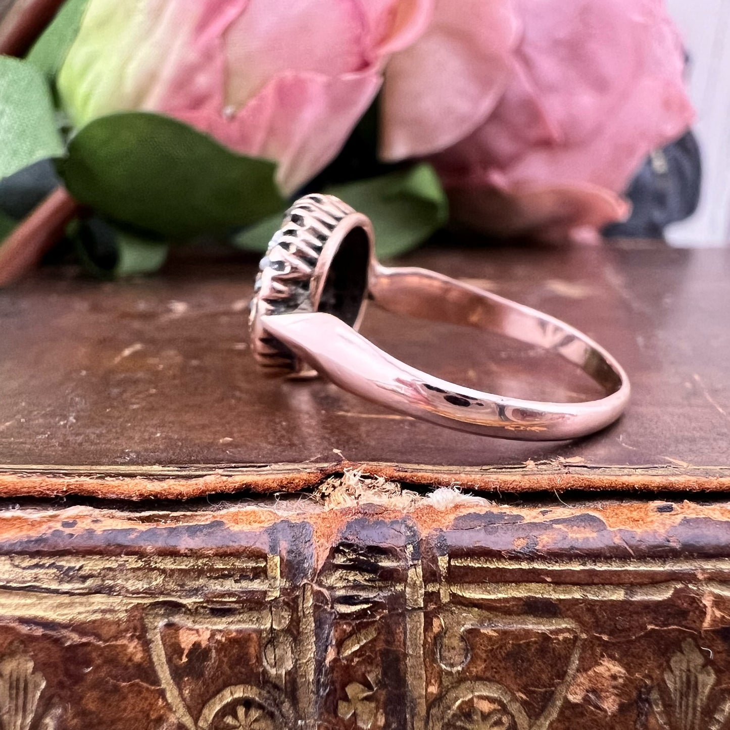 Anello vittoriano con motivi celesti. Oro rubini, diamanti e smeraldo.