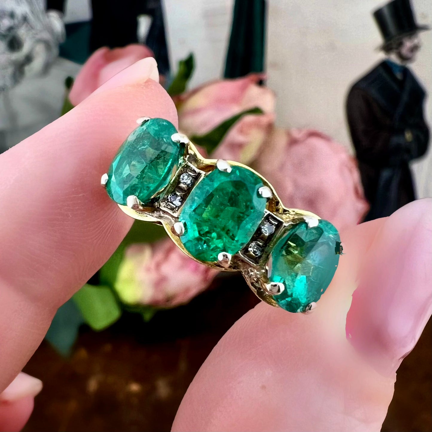 Anello Trilogy Italiano in Oro 18 kt con Smeraldi Naturali Brasiliani e Diamanti.