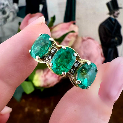 Anello Trilogy Italiano in Oro 18 kt con Smeraldi Naturali Brasiliani e Diamanti.