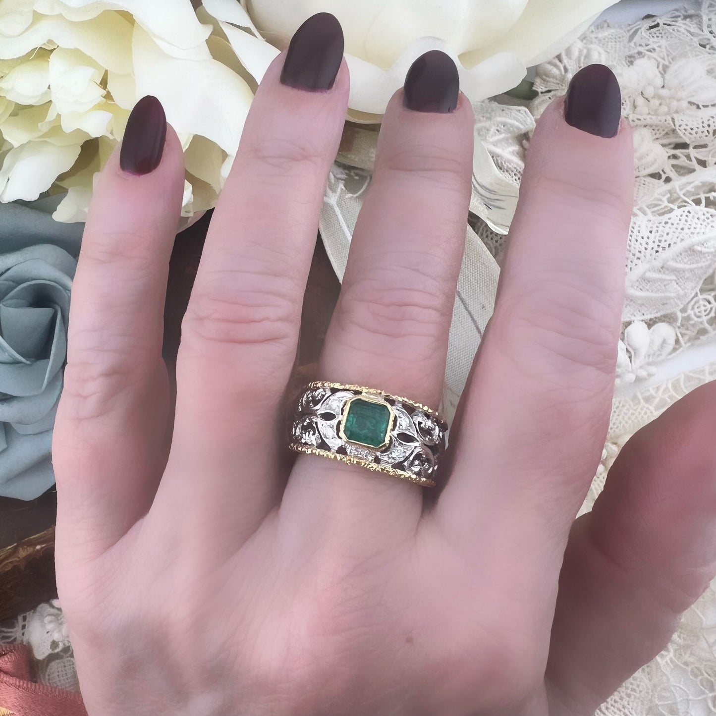 Anello vintage a fascia traforata in oro 18 carati con smeraldo e diamanti