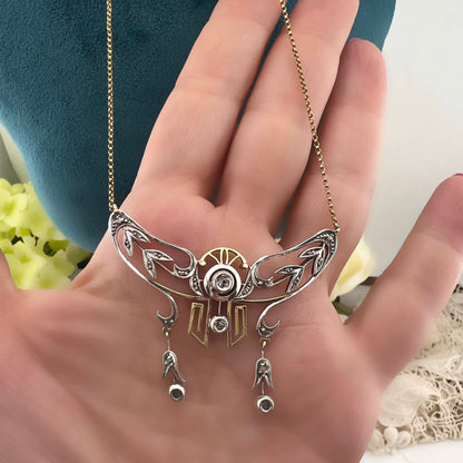 Collana Art Nouveau a négligé in oro 18k diamanti e argento con catena manin a 22k