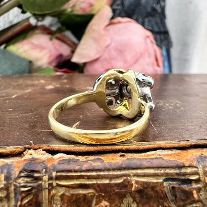 Anello in oro giallo e oro bianco 18 kt con diamanti, Italia, circa 1930