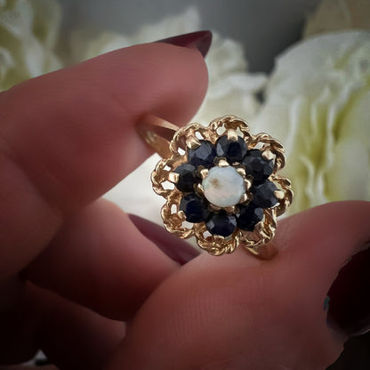 Anello vintage margherita in oro 9 ct con zaffiri e opale – Londra 1979