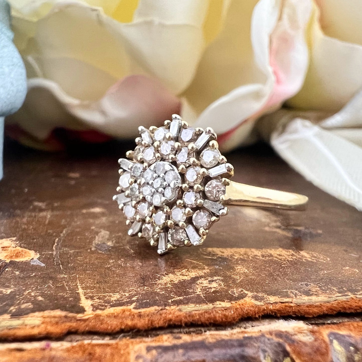 Anello a fiore con diamanti fancy brown e bianchi