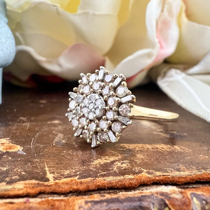 Anello a fiore con diamanti fancy brown e bianchi