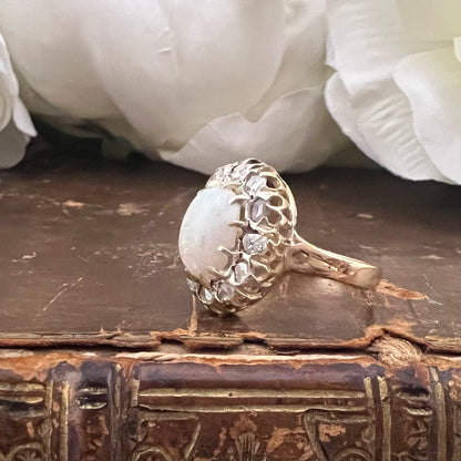 Anello inglese antico edoardiano 1900-1915 in oro giallo 18k, opale cabochon e diamanti