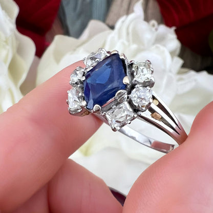 Anello con zaffiro romboidale Burma e diamanti Old Mine cut