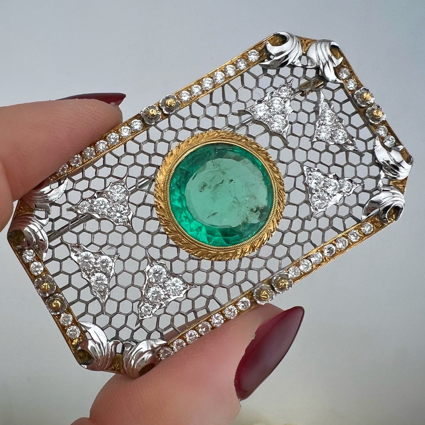 Rara e importante spilla Art Déco con smeraldo colombiano da 7 carati