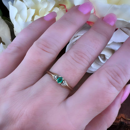 Anello Trilogy con Smeraldo e Diamanti