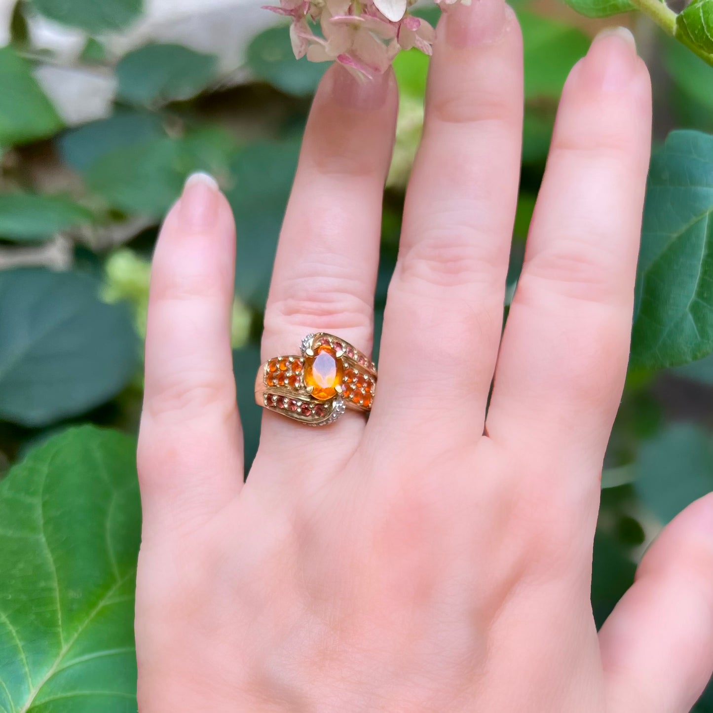 Anello inglese vintage in oro 9 ct. con citrino arancio, opali di fuoco e diamanti