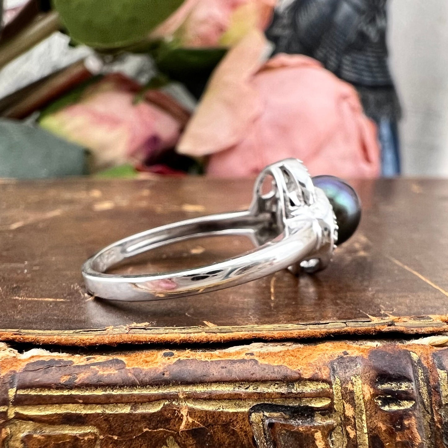 Anello vintage inglese in oro bianco 9k con perla di Tahiti e diamanti