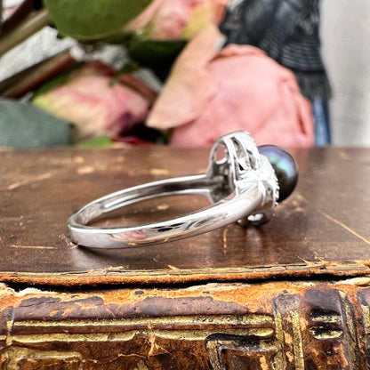 Anello vintage inglese in oro bianco 9k con perla di Tahiti e diamanti