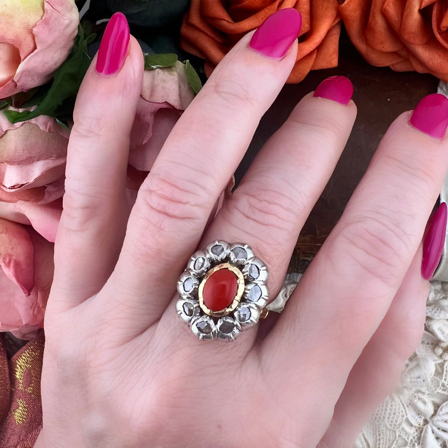 Anello in oro 18k diamanti e corallo. Italia fine 800