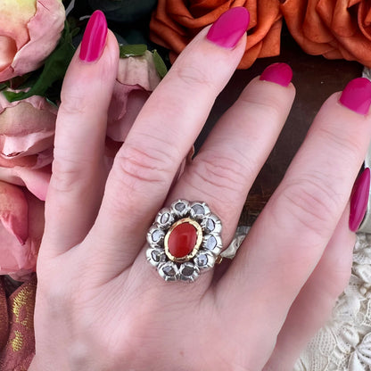 Anello in oro 18k diamanti e corallo. Italia fine 800