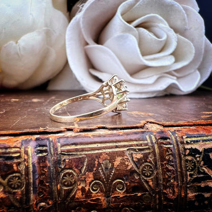 Anello Vintage in Oro 9k con Peridoto e Zirconi – Stile Inglese