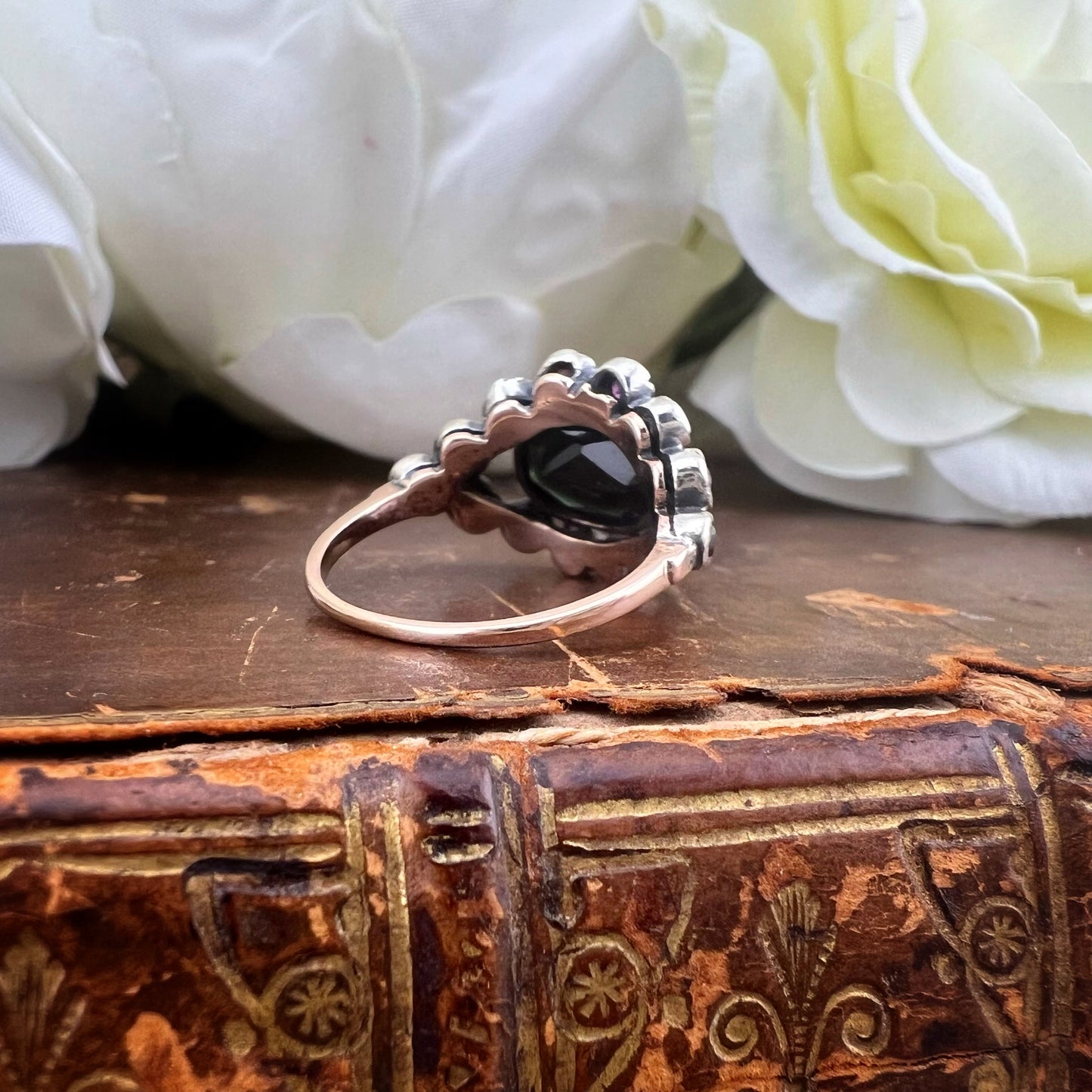 Anello belle époque in oro, argento, tormalina e rubini