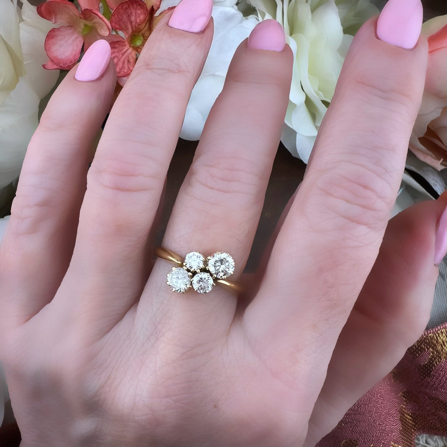 Anello vintage a quattro diamanti in oro giallo 18 carati