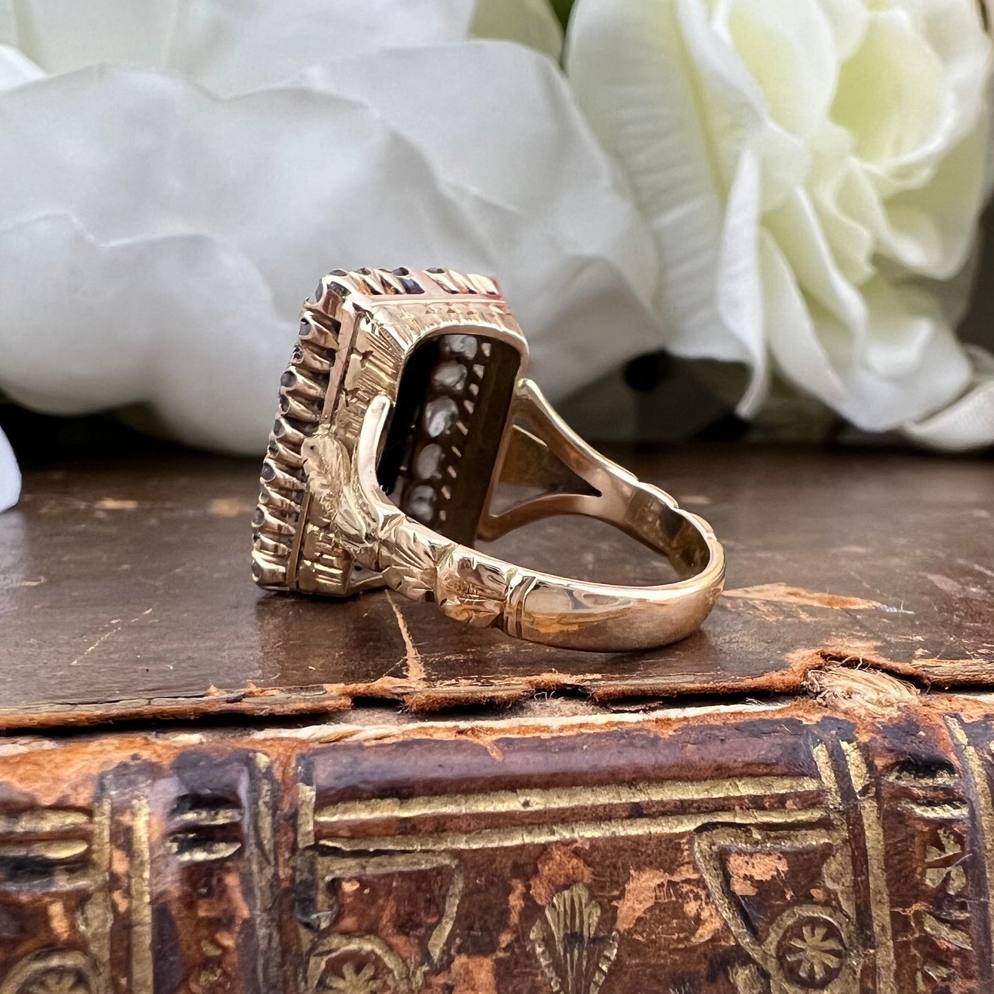 Parure ottocentesca veneziana con Moretti in materiale lapideo e diamanti a rosetta. Oro 18 ct